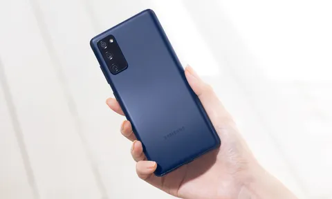 Giá Samsung Galaxy S20 FE tháng 8 chạm mốc 11 triệu, còn cửa nào cho iPhone 11?