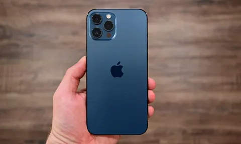 Deal ngon tháng 8: iPhone 13 Pro Max tiếp tục giảm sâu cả chục triệu, Galaxy Z Fold 4 đã 'rén' chưa?