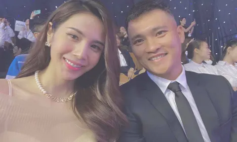 Loạt ảnh Thủy Tiên - Công Vinh đi phát quà từ thiện, phản ứng của người dân địa phương gây sốt MXH