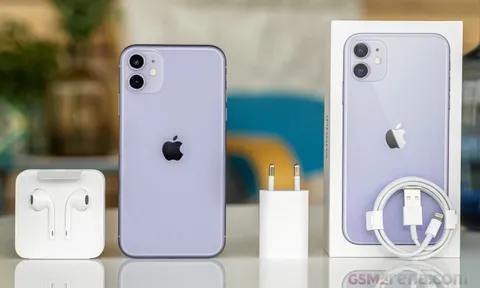Nhiều cửa hàng 'đại hạ giá' iPhone 11, giá rẻ như 'xả kho' hút khách Việt chốt đơn, có mẫu cháy hàng