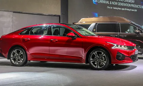 Giá lăn bánh Kia K5 tháng 8/2022: Hấp dẫn khó bỏ qua, quyết tâm ‘ăn tươi nuốt sống’ Toyota Camry