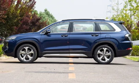 Hyundai SantaFe 2023 lộ diện với thiết kế khác lạ cùng loạt trang bị mới, giá dự kiến trên 700 triệu
