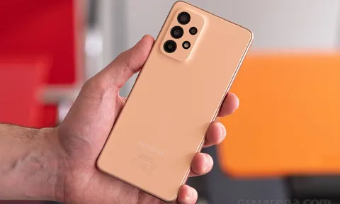 Mua ngay ‘vua tầm trung’ Galaxy A53 5G với giá 8,3 triệu, đối thủ của Motorola Edge 2022 có gì?