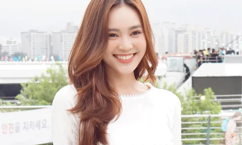 Bắt trọn cảnh Lan Ngọc tay trong tay bên bạn trai, lộ nhan sắc và vóc dáng thật chưa qua chỉnh sửa