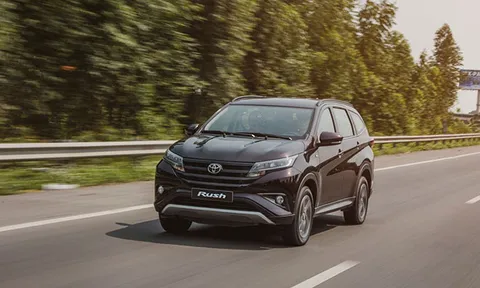 ‘Tiểu Fortuner’ có giá lăn bánh kèm ưu đãi không thể bỏ qua, đàn áp Mitsubishi Xpander và Suzuki XL7