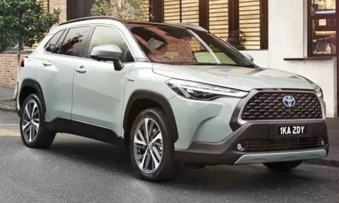 Tin xe hot 26/8: Toyota Corolla Cross 2023 sẽ sớm về tay khách hàng, Lộ mẫu xe ga so kè Honda SH