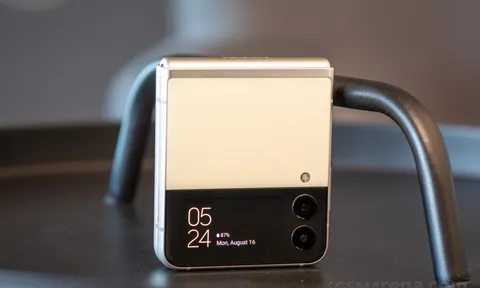 Giá Galaxy Z Flip 3 cuối tháng 8/2022 giảm ‘cực cháy’, iPhone 12 ‘khóc hết nước mắt’