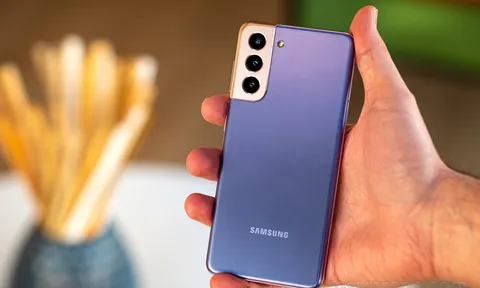 Giá Galaxy S21 tháng 8/2022 giảm sâu cả chục triệu, rẻ hơn cả iPhone 11 hút khách Việt