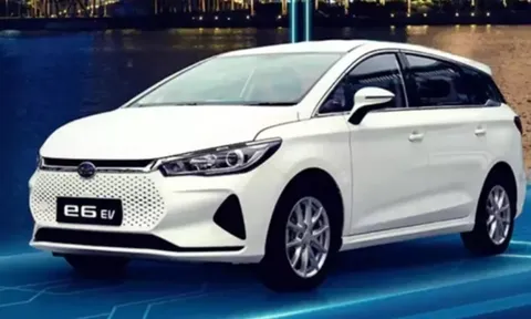 Tin xe hot 1/9: ‘Mối nguy’ của Mitsubishi Xpander 2022 ra mắt, Lộ diện xe ga so kè Honda Vision