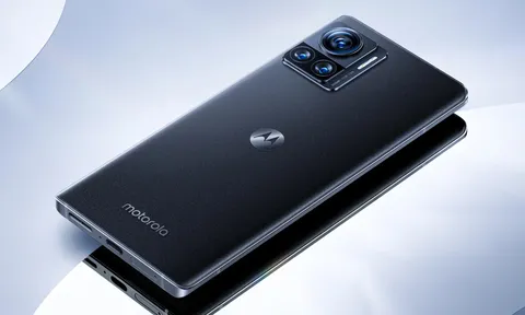 Lộ diện thiết kế và thông số kỹ thuật chính thức của Motorola Edge 30 Ultra