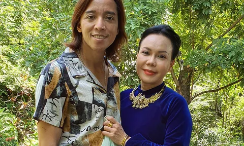 Xuất hiện tin nhắn riêng tư hé lộ cách vợ chồng Việt Hương làm từ thiện khiến cư dân mạng xôn xao