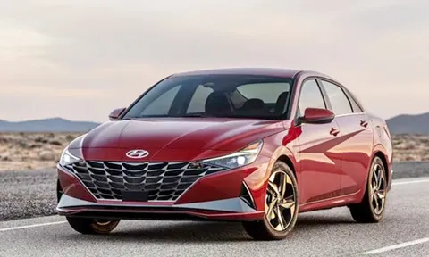 Giá xe Hyundai Elantra giảm sốc 40 triệu so kè Toyota Corolla Altis, Honda Civic 2022 tại đại lý