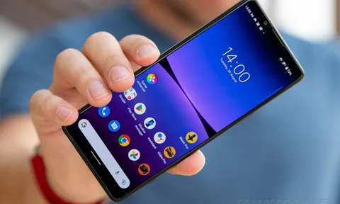 Mở hộp trên tay Sony Xperia 5 IV: Không có gì ngoài điện thoại, không có cả cáp sạc