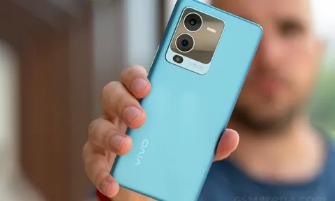Mở hộp vivo V25 Pro: Ngập tràn phụ kiện, thiết kế đẹp khó rời mắt với màn hình cong