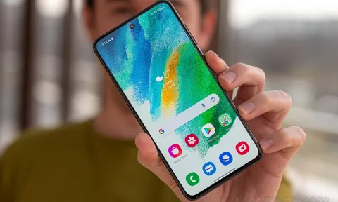 Galaxy S21 FE hấp dẫn khách Việt với giá chỉ 11 triệu, ‘đè bẹp’ cả iPhone 12 lẫn Xiaomi 11T Pro