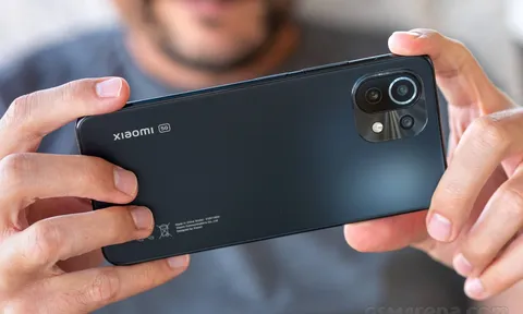 Khách Việt mê tít Xiaomi 11 Lite 5G NE giá hơn 7 triệu, thiết kế mỏng nhẹ cầm thích hơn cả iPhone 13