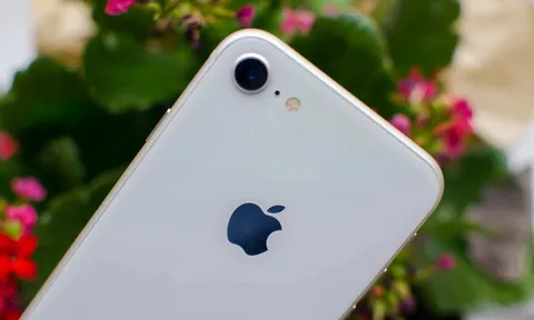 Giá iPhone 8 tháng 9/2022: Nhỏ nhưng có võ, giá rẻ bằng 1/10 iPhone 14 Pro Max vẫn có iOS 16 mới
