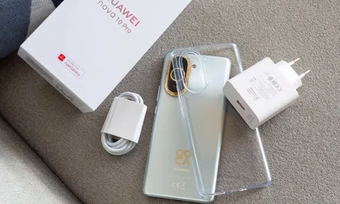 Mở hộp Huawei nova 10 Pro: Cụm camera viền vàng nổi bật đi kèm bộ sạc 100W