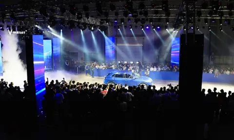 Những chủ xe ô tô điện VF 8 đầu tiên 'sửng sốt' trước tốc độ sản xuất của VinFast