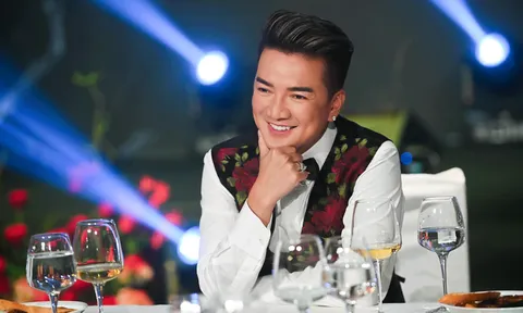 Đàm Vĩnh Hưng có tuyên bố gây ngỡ ngàng sau khi công khai hôn Hoa hậu Hương Giang ở sự kiện lớn