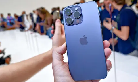 Đại lý 'căng mình' đón bão đặt hàng iPhone 14 sớm từ khách Việt