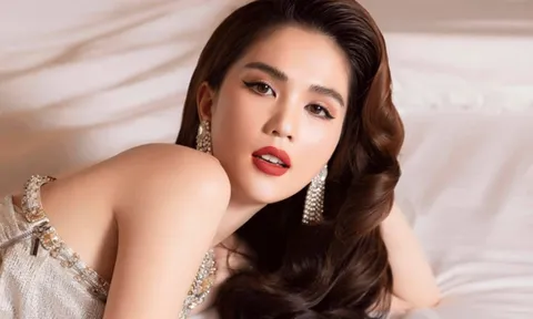 Ngọc Trinh livestream tại sự kiện lớn của công ty, vô tư khoe nhan sắc và v