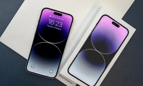 Mở hộp iPhone 14 Pro, ngỡ ngàng với màu tím đẹp hơn công bố, vỏ hộp mới gây tranh cãi