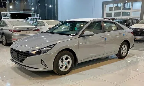 Nhân viên bán hàng thông báo giá Hyundai Elantra 2023 ở mức khó tin, khiến Kia K3 ngẩn ngơ