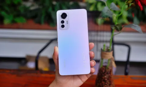Trên tay Xiaomi 12 Lite: Thiết kế mỏng nhẹ, thu hút mọi ánh mắt nhìn, giá chỉ hơn 8 triệu