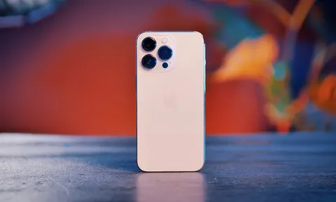 Cuối tháng 9, giá iPhone 13 Pro xuống thấp kỷ lục, giảm cả chục triệu khiến khách Việt mê tít