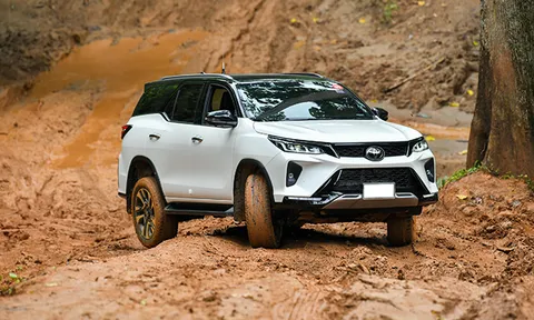 Giá xe Toyota Fortuner lăn bánh mới nhất tháng 9/2022: Quá hấp dẫn, chinh phục trái tim khách Việt