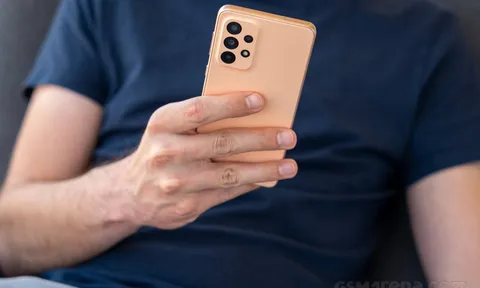 Ngỡ ngàng Galaxy A33 5G rẻ hơn Galaxy S22 Ultra tới 16 triệu nhưng chia sẻ một số tính năng