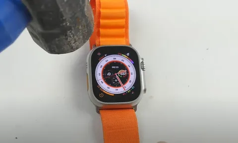 Dân tình ngỡ ngàng trước Apple Watch Ultra bền khó tin, đập không vỡ, mài khó xước