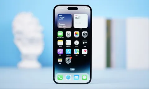 Người dùng Mỹ than phiền iPhone 14 Pro không có khay SIM bắt sóng kém