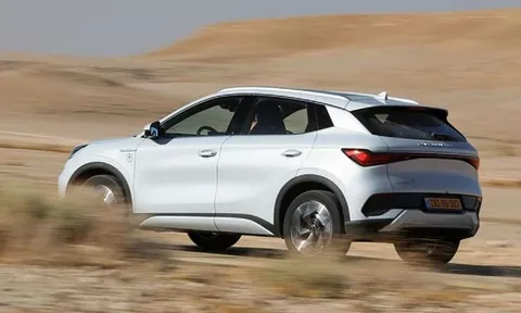 Toyota Corolla Cross 2022 'chạm trán' mẫu SUV cỡ B mới: Diện mạo và trang bị cực đỉnh