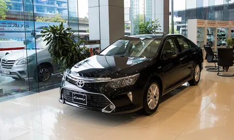 Giá xe Toyota Camry lăn bánh mới nhất tháng 10/2022: Quá hời cho khách Việt, áp đảo Kia K5