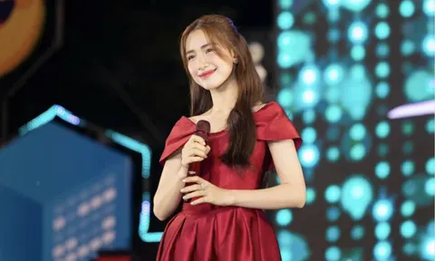 Nữ ca sĩ Hòa Minzy có hành động tinh tế khiến nhiều người hâm mộ 'ấm lòng'