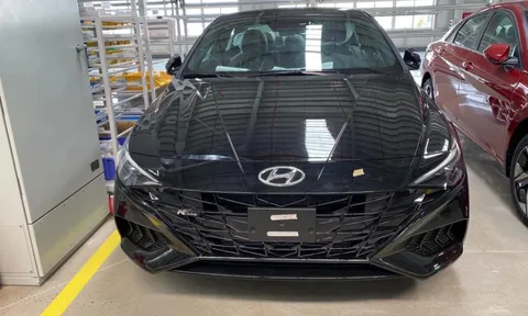 Hyundai Elantra 2023 mới ồ ạt về đại lý, chuẩn bị so tài với Kia K3