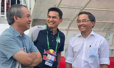 Tin nóng V.League 12/10: Bầu Đức giữ chân Kiatisak bằng hợp đồng dài hạn?