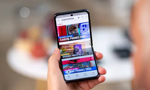 Giá Galaxy Z Flip4 tháng 10/2022 chỉ từ 21 triệu có đáng mua hơn iPhone 13?