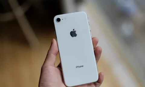 Giá iPhone 8 mới nhất tháng 10 rẻ hơn iPhone 14 tới 21 triệu, vẫn có iOS 16