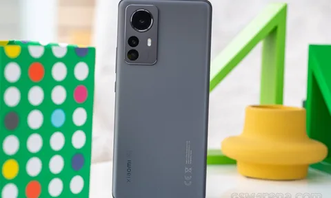 Giá Xiaomi 12 Pro tháng 10: Ngang ngửa iPhone 12 và Galaxy Z Flip4