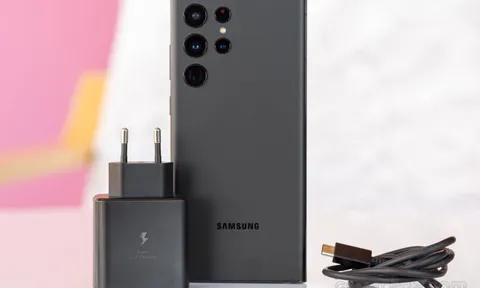 Giá Galaxy S22 Ultra mới nhất tháng 10, ngang iPhone 13 Pro, gần iPhone 14