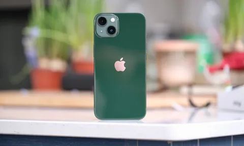 Giá iPhone 13 rẻ hơn iPhone 14 tới 3,5 triệu nhưng có hiệu năng ngang ngửa
