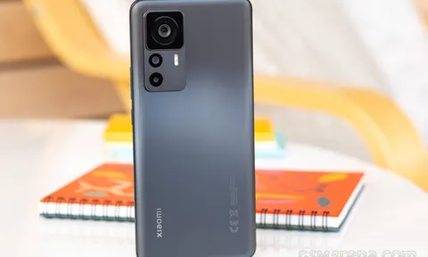 Trên tay Xiaomi 12T Pro: Chiếc flagship giá rẻ mùa cuối năm