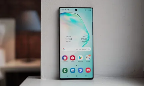 Galaxy Note 10 Lite giá 10,5 triệu, màn hình lớn ngang iPhone 14 Pro Max