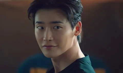 Nam diễn viên Lee Jong Suk lộ gương mặt sưng phù khi họp báo ra mắt phim