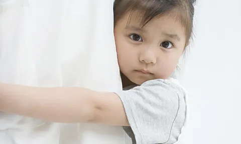 Vì sao con nhút nhát thiếu tự tin?
