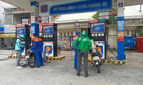 XĂNG, LƯƠNG THỰC TĂNG “PHI MÃ”:  NGƯỜI LAO ĐỘNG NHỌC NHẰN TÌM KẾ XOAY SỞ