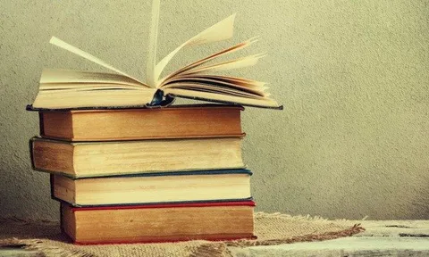 Phát triển văn học, nghệ thuật vì sự hoàn thiện nhân cách con người và xây dựng con người để phát triển văn học, nghệ thuật